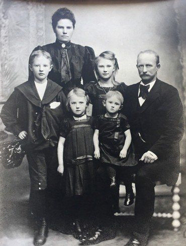 Anne Kristine og Lars Peter Poulsen ca. 1912 med fire af de fem børn, fra venstre Otto, Kristine, Karen og Ingeborg på fars knæ. Ebba blev født året efter.