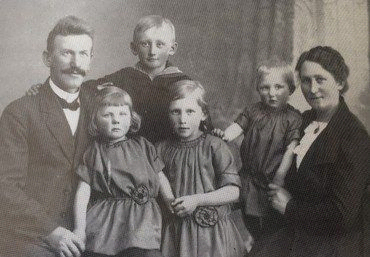 Familien Albrechtsen 1922. Bagest Laurits, fra venstre døtrene Edith, Gudrun og Clara.