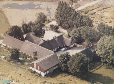 1965-70: Luftfoto før den nye Grevevej blev anlagt. Bil på gårdspladsen foran garagen.