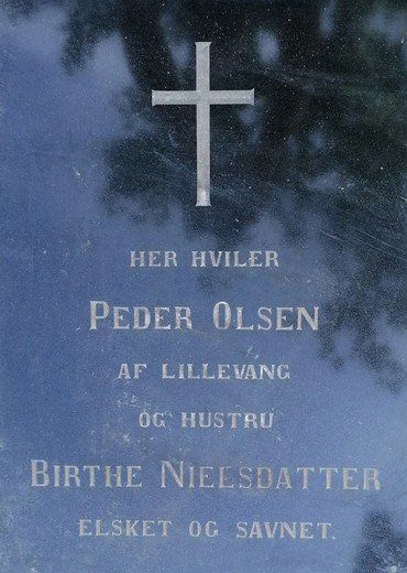 Peder Olsen og Birthe Nielsdatters gravsten står også på vores Minde-Kirkegård, da Peder og Birthe bliver omtalt i beretningen om Emil og Stine.