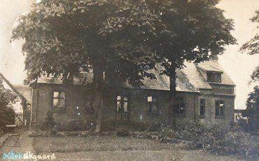 1930erne – Stuehusets udbygning til højre har fået en 1. sal med kvist. De velvoksne træet foran huset måtte snart lade livet.