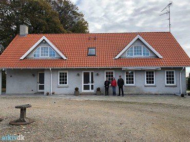 2018: Lotte og Brian sammen med Pia Jakobsen fra Vindinge Lokalhistoriske Forening foran det renoverede stuehus.