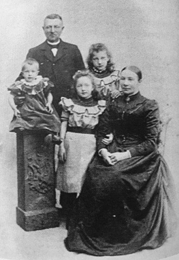 Bolines forældre Rasmus Jensen og Dorthea med deres 3 piger: Inge til venstre, Anna i midten og Boline til højre (ca. 1905).