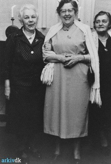 Margrethe i festskrud sammen med Fru Ingeborg Nielsen fra skolen til højre og en ukendt dame til venstre.