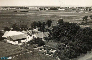 1930erne – Luftfoto. Træerne er væk, Karen har fået sin terrasse. De moderniserede avlsbygninger har fået tilføjet en stor lade. I det fjerne ses Roskilde.