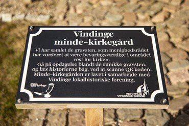 Info tavle om mindekirkegården i Vindinge