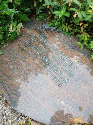 Nina og Holger Andersen gravsten.