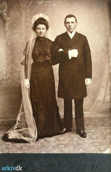 1906 – Bryllupsbillede af Karen og Anders Chr. Andersen, Vielsen foregik i Snoldelev kirke den 21.9. og festen antagelig i brudens hjem på Hastrupgård.