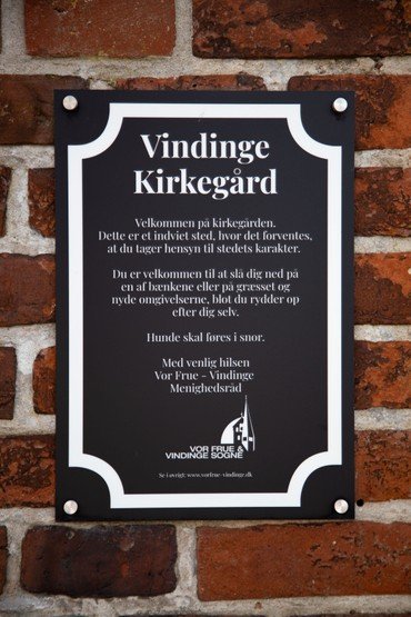 Vindinge kirkegårds skilt ved indgangen