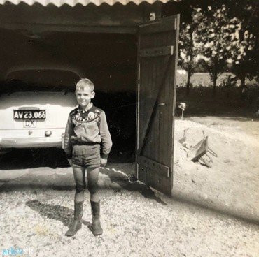 1962: Brian foran garagen med Hillman’en. 