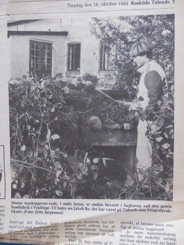 Resterne af ”Dampmøllehulen” i bageriets baghave, en del af Tunestillingen under 1. verdenskrig 1914-1918. Foto fra efteråret 1984, da JAS-afsyring holdt til i bageriet. I baggrunden ses sydøst-hjørnet af bagerboligen. Drengen hedder Jakob Bo og var på det tidspunkt fotopraktikant på Roskilde Tidende.