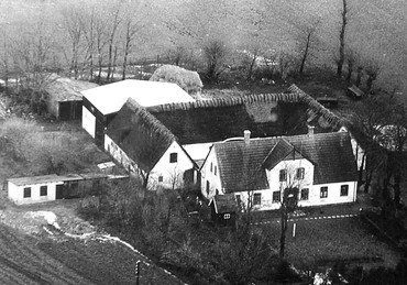 Luftfoto af Dihldalgaard fra 1950erne, set fra syd, før udlængerne fik fast tag, men efter bygningen af den nye lade.