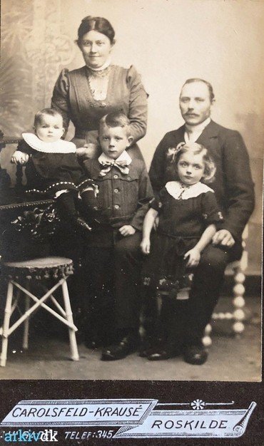 o. 1914 – Familien Andersen, Karen og Anders med børnene Dagny (f. 1913), Helge (f. 1907) og Rigmor (f. 1909).