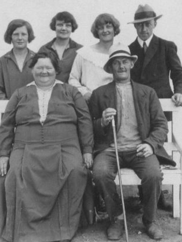 Johanne og Hans foran Bodil, Gerda, Magda og hendes kæreste Hans Rasmussen 1928-30.