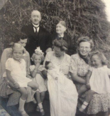 Agnete Wullf Larsens barnedåb 31. august 1947 familiebillede.