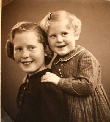 1944 - Erna 11 år og Birgit 5 år.