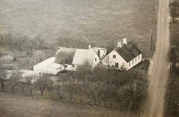 Et tidligt foto af ejendommen 30a, bygget af murersvend Sofus Dybing lige udenfor det jordstykke, hvor senere Vindingehallen blev bygget. Østre Vindingevej til højre går ind mod byen.