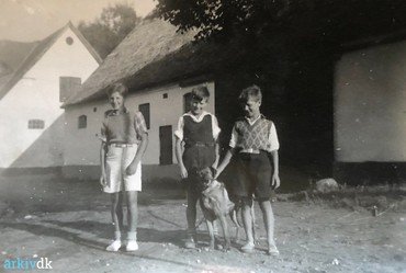 1950-60: Sommerdrenge med hund.