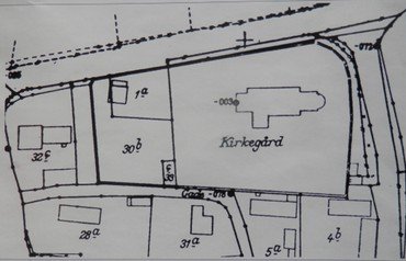 Kirkegårdsudvidelsen 1908, muliggjort ved købet af Peder Rasmussens 30b og inddragelsen af den gamle skolegrund indtil 1857, derefter skolens gymnastikplads indtil indvielsen af den nye skole på Østre Vindingevej 1904).