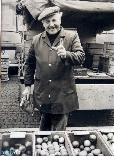 Poul Frederiksen bag sine æbler på Stændertorvet i Roskilde i 1970erne.