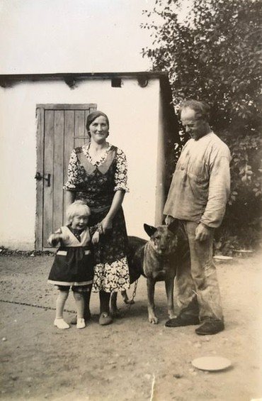 Erna (f. 1933) med sin mor og far (Agnes og Sofus) og hunden Scot