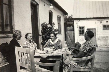 1938, venindebesøg fra Sverige, hygge på gårdspladsen. Til højre Agnes med Erna
