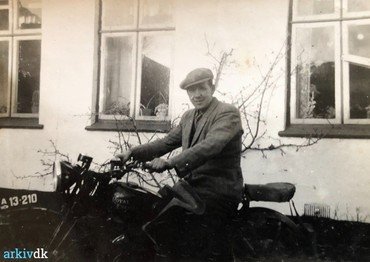 1950-60: Henning på motorcyklen.