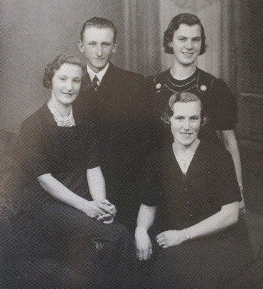 Familiens unge fotograferet 1937. Bagest Laurits og Edith, forrest Clara og Gudrun.