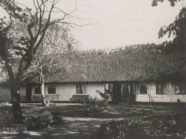 Ørnemosegårds gamle stuehus, som det stod fra midten af 1800-tallet til 1915.