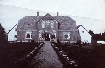 Det nye stuehus o, 1920 med stilfuldt anlagt have. Til højre anes staldlængens gavl, til venstre den nye lade.