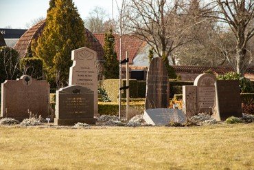 Et af bedene i mindekirkegården på Vindinge kirkegård