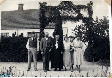Familien Frederiksen foran stuehuset ved Emil og Kirstines sølvbryllup i 1935. Til venstre sønnen og arvtageren Poul, til højre døtrene Ingrid, Esther og Bertha.
