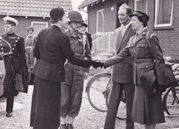 Dronning Ingrid besøger Lysegård i forbindelse med NATO øvelse i 1957. År 1957.