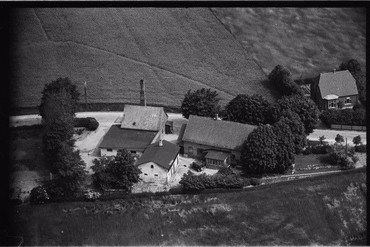 Vindinge Brødfabrik, fotograferet fra luften 1949. Bagermester Oluf Christiansens flotte bil står foran stuehuset. Yderst til højre ses aftægtshuset fra 1927, hvor hans mor Anna stadig boede. I skellet sydøst for stuehuset anes ”Dampmøllehulen”.