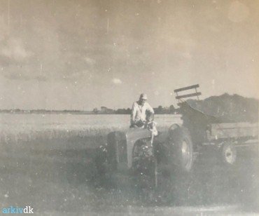 1950-70: Traktoren (med barn på førersædet) forspændt ”gummivognen”.