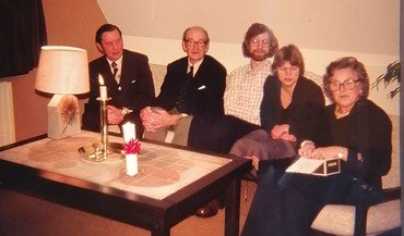 Taget oppe på 1. sal af “Huset”, Tingvej 12, i 1976. Set fra højre Ninna Andersen “PEJ”, Sognepræst Helga Møller Christiansen, Kirkesanger Carsten Andersen, Kirkeværge Holger Andersen og Hans Verner Larsen som var gift med Dea Tove Nønnecke Larsen, der var medlem af Vindinge menighedsråd.