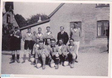 På billedet ses yderst til højre Holger Andersen fra Lysegården, og siddende nr. 2 fra højre Aksel Jensen, forpagter af forsamlingshuset. Cirka år 1947-1956.