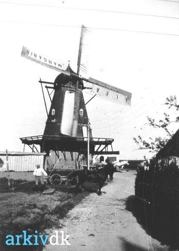 Møllen 1940 med reklamer for Alfa Margarine på sejlene – vindkraften var erstattet af el i 1931.