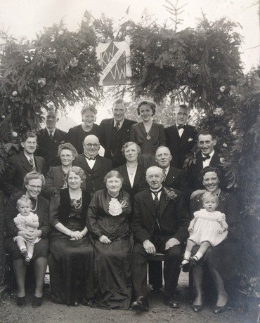 Karoline og Vilhelm Wullfs guldbryllup 3. november 1944 familiebillede.