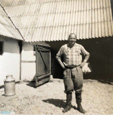 1950-60: Henning Norup Andersen på gårdspladsen.