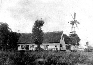 Dihldalgaard set fra øst med vindmølle, måske o. 1920, Med elektriciteten i 1920erne forsvandt de fleste vindmøller.